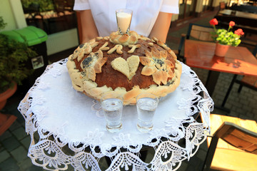 Piękny chleb, sól i woda dla młodej pary, ślub, wesele.