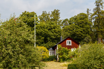 Obraz premium A typical Swedish old country house in red with white windows