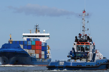 CONTAINER SHIP AND TUG - Shiping traffic near the port   © Wojciech Wrzesień