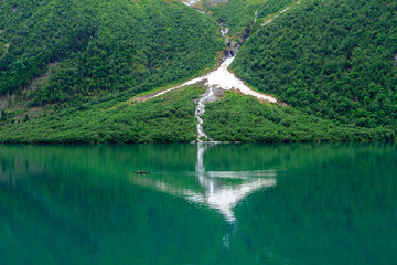 On a kayak through the Norwegian Lake past the glacier