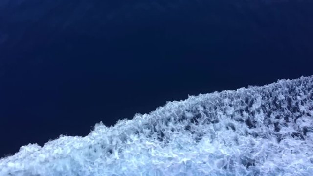 Onda in alto mare creata dalla barca