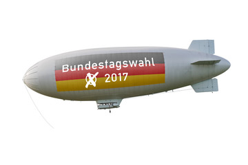 Luftschiff mit Banner Bundestagswahl 2017 isoliert © Sir_Oliver
