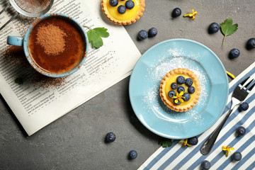 Obraz na płótnie Canvas Delicious crispy tart with blueberries and custard cream on plate