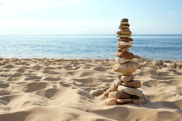 Fototapeta na wymiar tower of rocks on beach