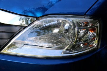 Scheinwerfer eines Autos vorne