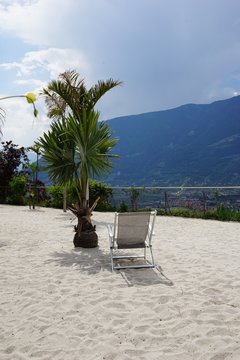 " Ein Platz an der Sonne ": Liegestuhl unter Palmen