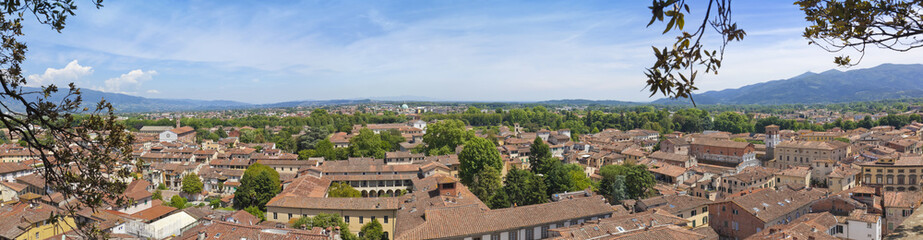 Fototapeta na wymiar Toskana 90° Panorama von Lucca, gesehen vom Torre Guinigi 