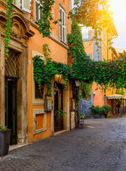 Obraz premium Przytulna stara ulica na Zatybrzu w Rzymie, Włochy