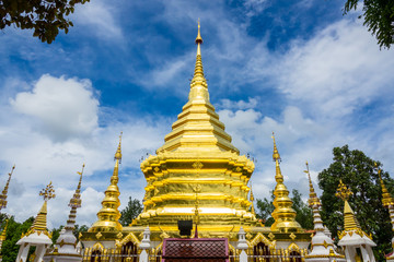 Naklejka premium Thai Buddhist temple with blue sky in Thailand