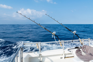 Pêche sportive en haute mer avec cannes et moulinets