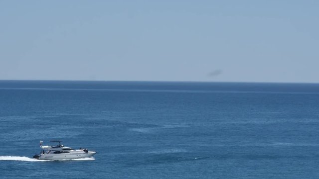 passage d'un yacht sur la mer calme