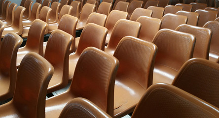Naklejka premium Rows of empty chairs