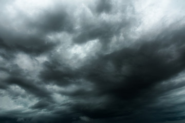 Ciel sombre et nuages noirs avant la pluie, nuage noir dramatique et orage