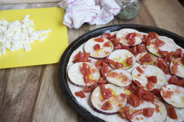 making vegetarian pizza