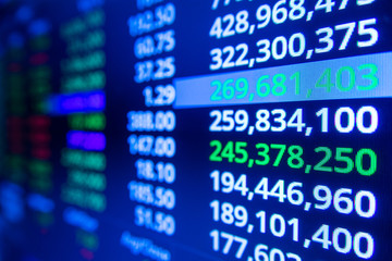 Obraz premium Stock market graph and ticker with blue screen for stock exchange analysis