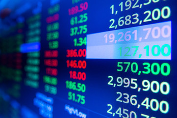 Obraz premium Stock market graph and ticker with blue screen for stock exchange analysis