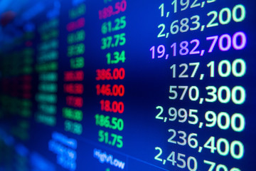 Obraz premium Stock market graph and ticker with blue screen for stock exchange analysis