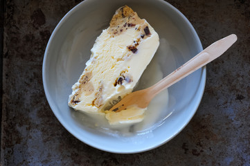 Ice cream cake with cookies