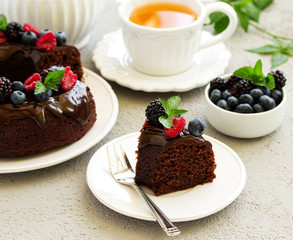 Chocolate cake with glaze and fresh berries