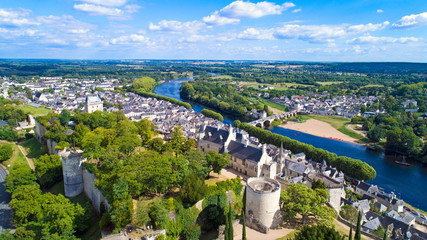 Photo aérienne de la ville de Chinon et de son château