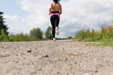 Frauenfüße beim Joggen rückansicht