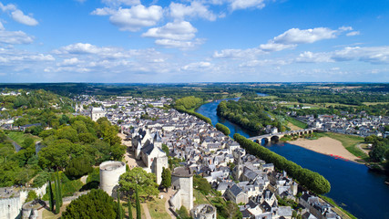 Photo aérienne du château et de la ville de Chinon