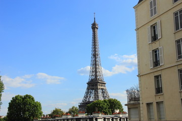 Fototapeta na wymiar Au détour d'une rue la Tour Eiffel