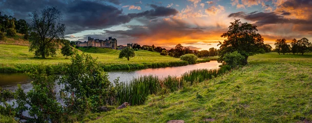 Photo sur Plexiglas Paysage Coucher de soleil panoramique sur la rivière Aln / La rivière Aln traverse le Northumberland d& 39 Alnham à Alnmouth. Vu ici dans le panorama ci-dessous la ville et le château d& 39 Alnwick sur l& 39 horizon, comme les couchers de soleil