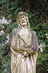 Obraz premium jesus statue at graveyard