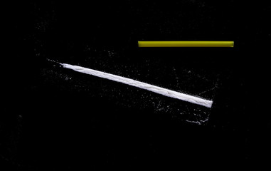 Naklejka premium Cocaine line with straw isolated on black background 