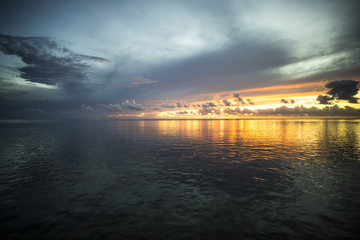 Naklejka na ściany i meble paysage de coucher de soleil sur une plage à tahiti, polynésie