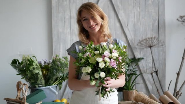 Woman florist makes a bouquet. 4k footage