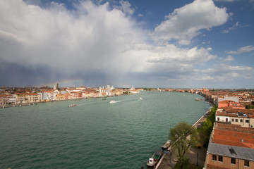 Obraz premium View of Venice with rainbow in the background