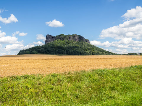 Blick auf den Lilienstein im Elbsandsteingebirge