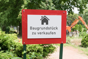 Baugrundstück zu verkaufen, Bagger im Hintergrund