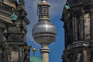 Fototapeta na wymiar Blick vom Berliner Lustgarten zum Fernsehturm mit Dom im Vordergrund