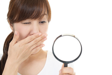 拡大鏡を持つ女性