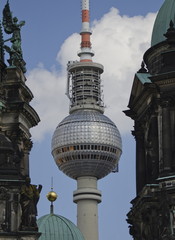 Fototapeta na wymiar Durchblick vom Berliner Dom zum Fernsehturm