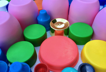 Gebrauchte Plastikdeckel, Recyclingmaterial