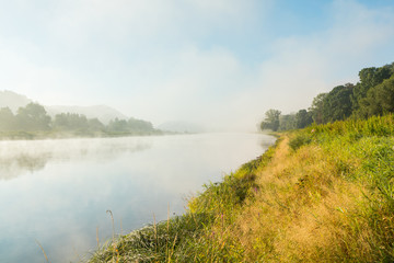 Elbe bei Meißen im Nebel