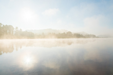 Fototapeta premium Morgendämmerung mit Nebel am Fluss