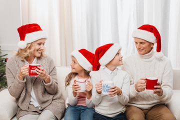 Obraz premium happy family celebrating christmas