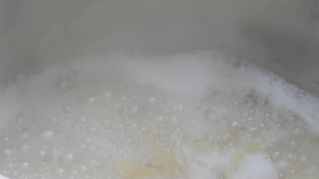 Kochendes,dampfendes Wasser mit Nudeln