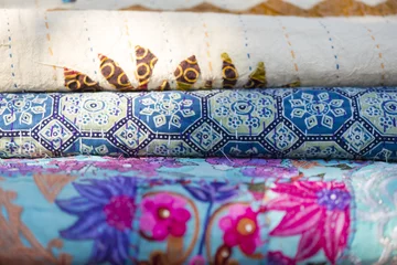 Keuken spatwand met foto Rolls of Indian fabric with traditional Asian patterns at a market in Delhi © Savvapanf Photo ©