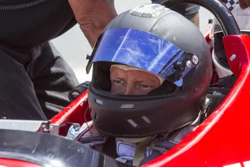 Crédence de cuisine en verre imprimé Sport automobile Man in IRL race car with helmet