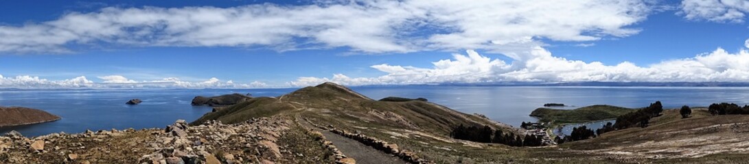 Fototapeta na wymiar Panorama sur le lac Titicaca