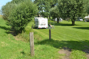 camper op een boerencamping in de Kop van Overijssel