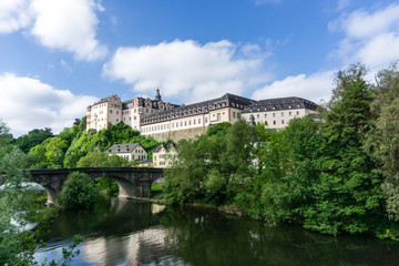 Fototapeta na wymiar Schloss Weilburg in Hessen bei blauen Himmel wolken wolke