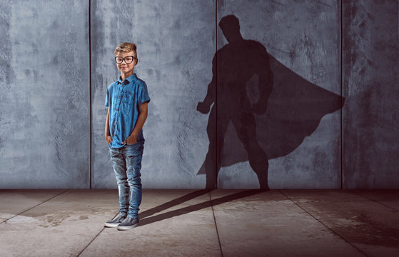 Kind mit Superhelden-Schatten