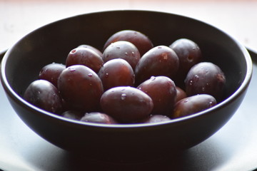 Ripe plums in a bowl 